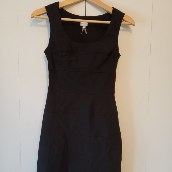 Fitted black dress - Picture 1 of 3